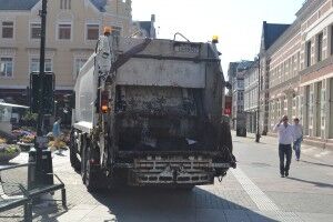 IGNORERT: Den grønne søppeldunken ved torvet i Markens blir ignorert av søppelbilen som kjører forbi. FOTO: Stine Elise Jølsett