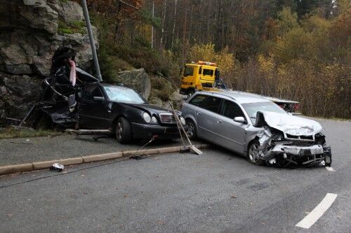 Alvorlig: De to personbilene fikk store skader etter sammenstøtet. Foto: Sophie Bergersen Moen