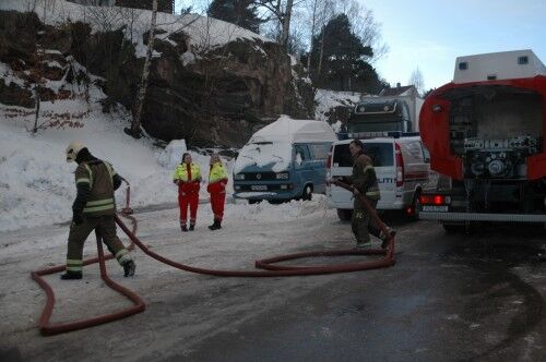 BRANN: Brannvesenet og politiet fikk det travelt i ettermiddag da det brant i et bolighus i Kristiansand.                                                                                                                       FOTO: Joachim Høyer