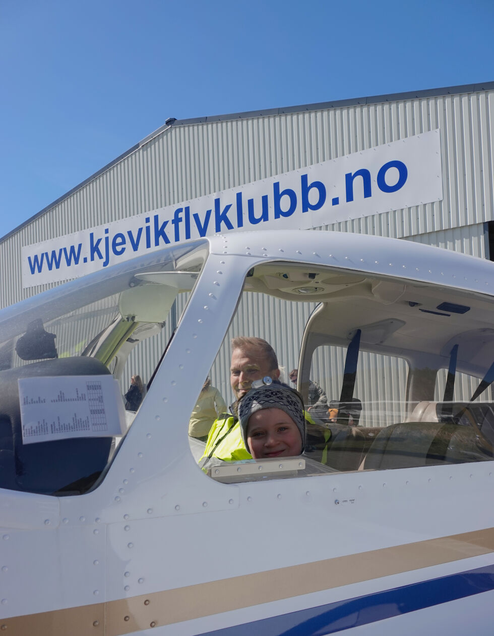 Lars Eirik Vik og Teo André Einerkjær (7) inne i ett av flyklubbens egne fly.
 Foto: Rebekka Skeie