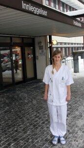 Sykepleierstudent Hilde Kristensen (24) irriterer seg over å jobbe gratis på sykehuset. (Foto: Kjetil Nygaard)