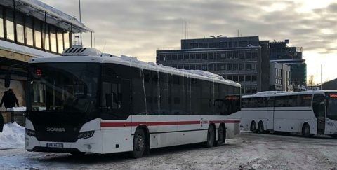 STORE FORSINKELSER: Snøkaoset sørget for store forsinkelser i kollektivtrafikken mandag morgen. Foto: Stine Thon