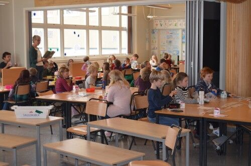 Elevene i andre klasse på "Lova" barneskole har god tid i lunsjen. (foto: Christopher Dahl)