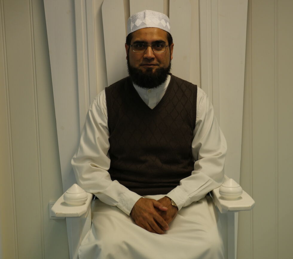 Bilde av Akmal Ali mens han sitter på moskeens prekestol kalt minbar. Foto: Petter Engnes.
