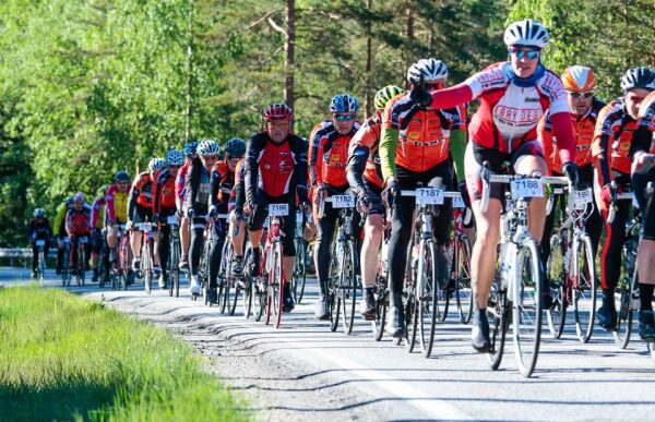 Syklistene har følge-biler for at det skal være tryggere å gjennomføre.
 Foto: Tor Erik Schrøder