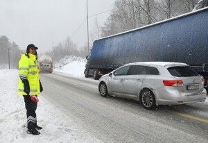 Vogntog i grøfta: Utenlandske vogntog skaper problemer på norske veier. Foto: Statens vegvesen