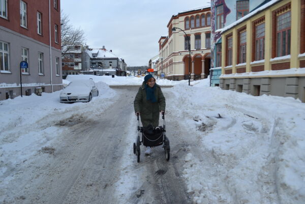 Selv om Liv må gå i veien, så smiler hun.
 Foto: Fredrik Fie Padøy Mathiesen