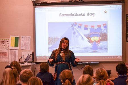 UNDERVISNING: Ida Blomli Kjøstvedt benytter dagen til å fortelle elevene om samisk kultur og litt om sin egen bakgrunn.