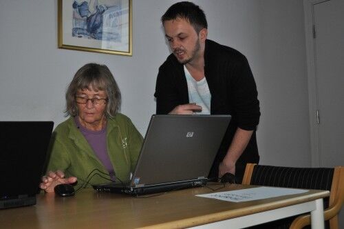 Gunn Kristiansen (68) får hjelp av kursholder Adnan Agic til å logge seg på internett. (Foto: Linn Johansen)
