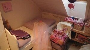 Rommet til den åtte år gamle fosterjenta, er et skikkelig jenterom.Foto: Rosarinja Marisa Danielsen