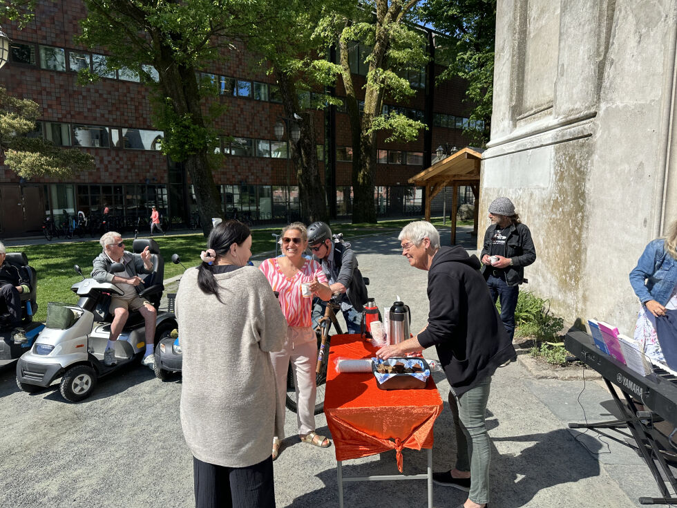 I dag serveres sjokoladekake og krydderkake i tillegg til kaffe.
 Foto: Ole K. Caspersen