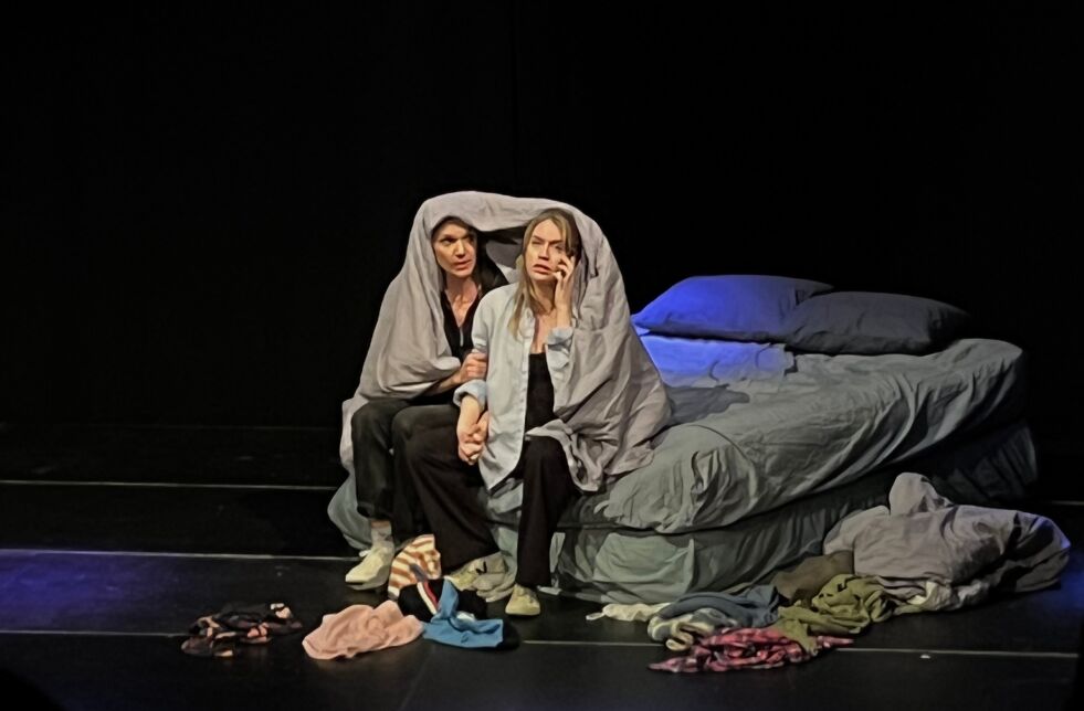 Skuespillerne Maiken Schjøll Frisch og Vilde Moberg på teateret i Kristiansand.
 Foto: Nora E.B Wulff