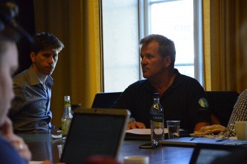 Gordon Fuglestad (til høyre) møtet tirsdag kveld. Foto: Ron Henning Sundvor