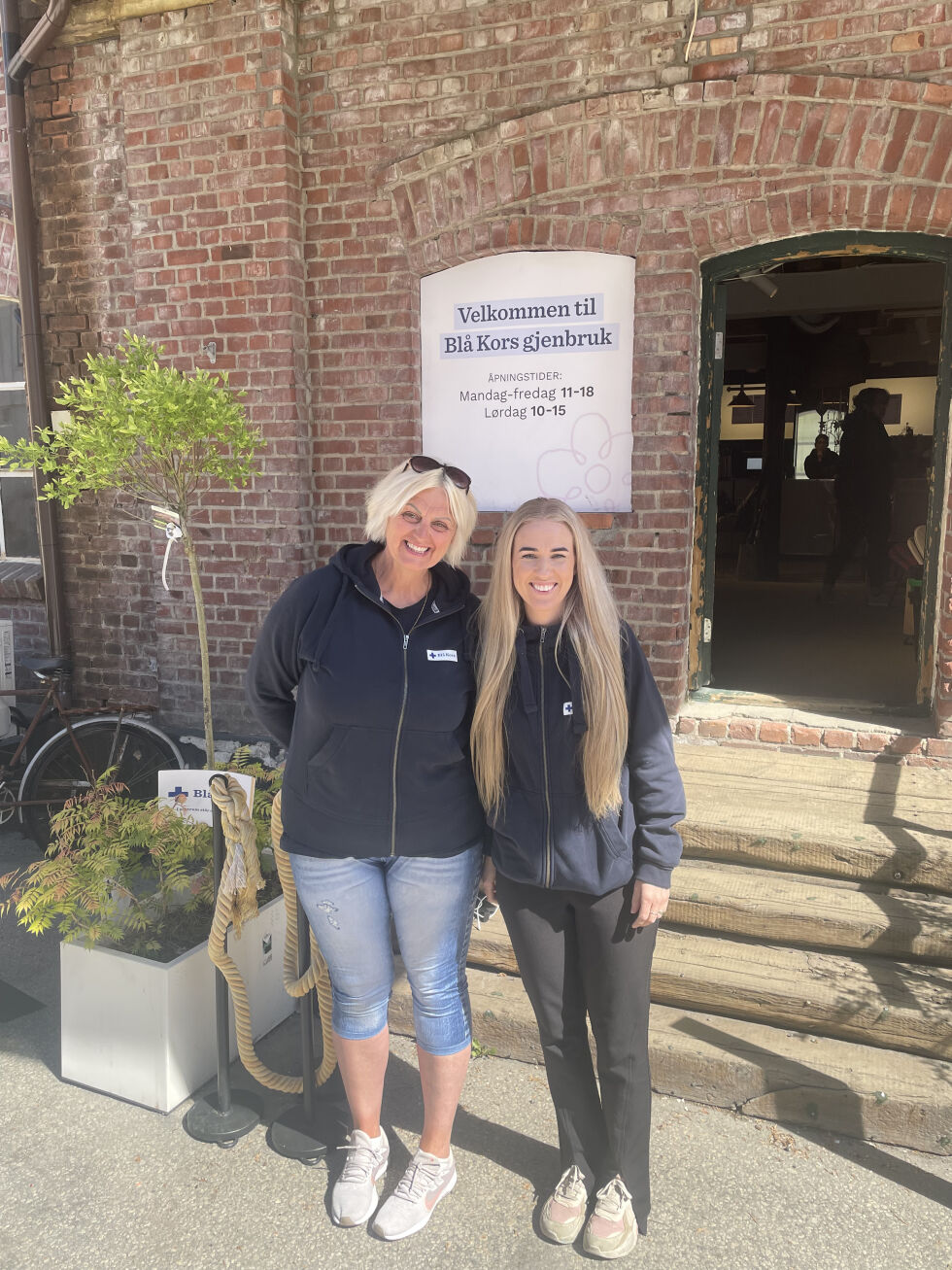 Butikksjef Monica Homme, 34 år (Høyre) og tidgiver Connie Skaiaa Lauritsen, 50 år (Venstre).