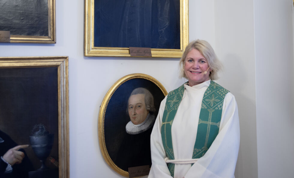 Soknepresten foran portrettene av de gamle biskopene i Kristiansand domkirke
 Foto: Sivert Stensrud