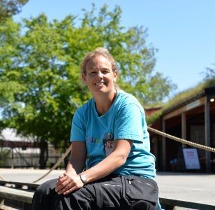 Helene Axelsen jobber som biolog/dyrepasser på Dyreparken i Kristiansand. Foto: Bilal Erat