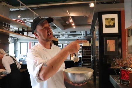 Her lager Trond Moi mini-pannekaker samtidig som han forteller om driften av sin restaurant Moi. Foto: Charlotte Opsahl Mathiesen
