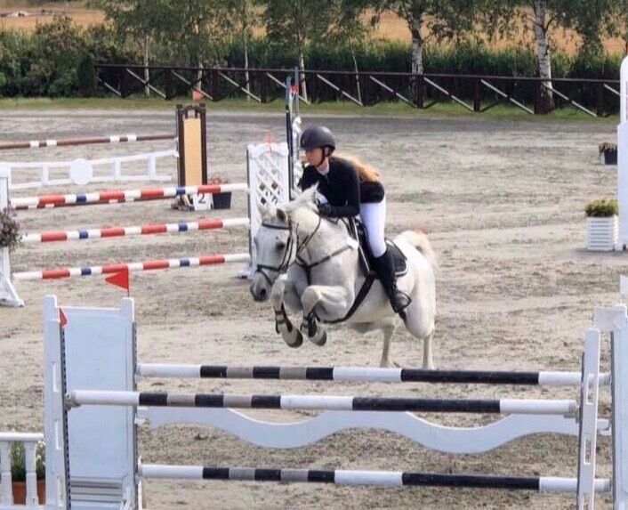 Mari Edvarda Lieng på stevne lag-NM i 2019 med hesten Seacrest som hopper 125 cm.. FOTO: Privat