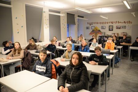 Elevar ved Grim Skole meinar at foreldre veit for lite om gaming Foto: Nikolai Helgås