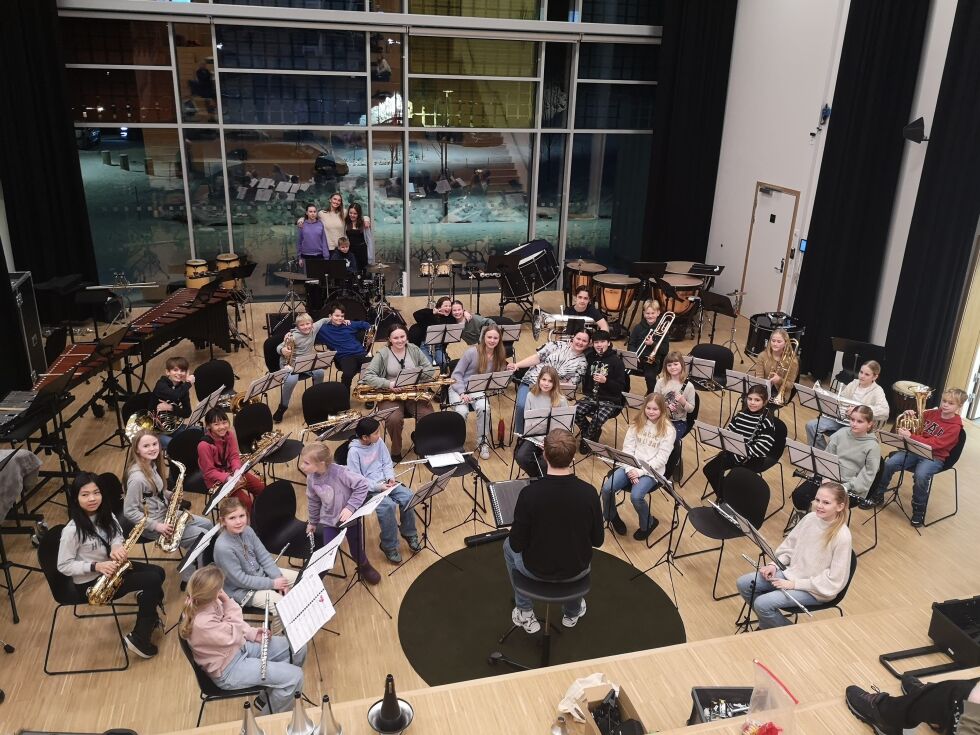 Musikerne i Randesund skolekorps spiller for full musikk til tross for trang økonomi
 Foto: Jakob Muren Ulvund