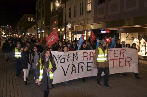 "Ingen rasister i våre gater". Ny mandag, nye demonstrasjoner i Kristiansand sentrum. FOTO: Mats Myredal Thorsen